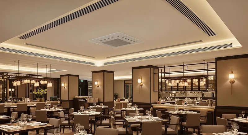 Монтаж канального кондиционера Fujitsu в ресторане, Москва Канальный кондиционер Fujitsu со скрытым монтажом в подвесном потолке ресторана, Москва — разводка воздуховодов и линейные решётки